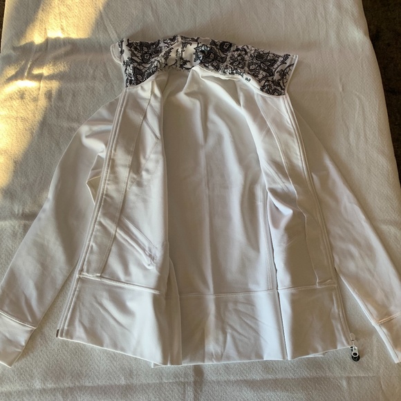 Lululemon Origami Stride Jacket, Size 6, White and Black (SE) - Picture 7 of 12